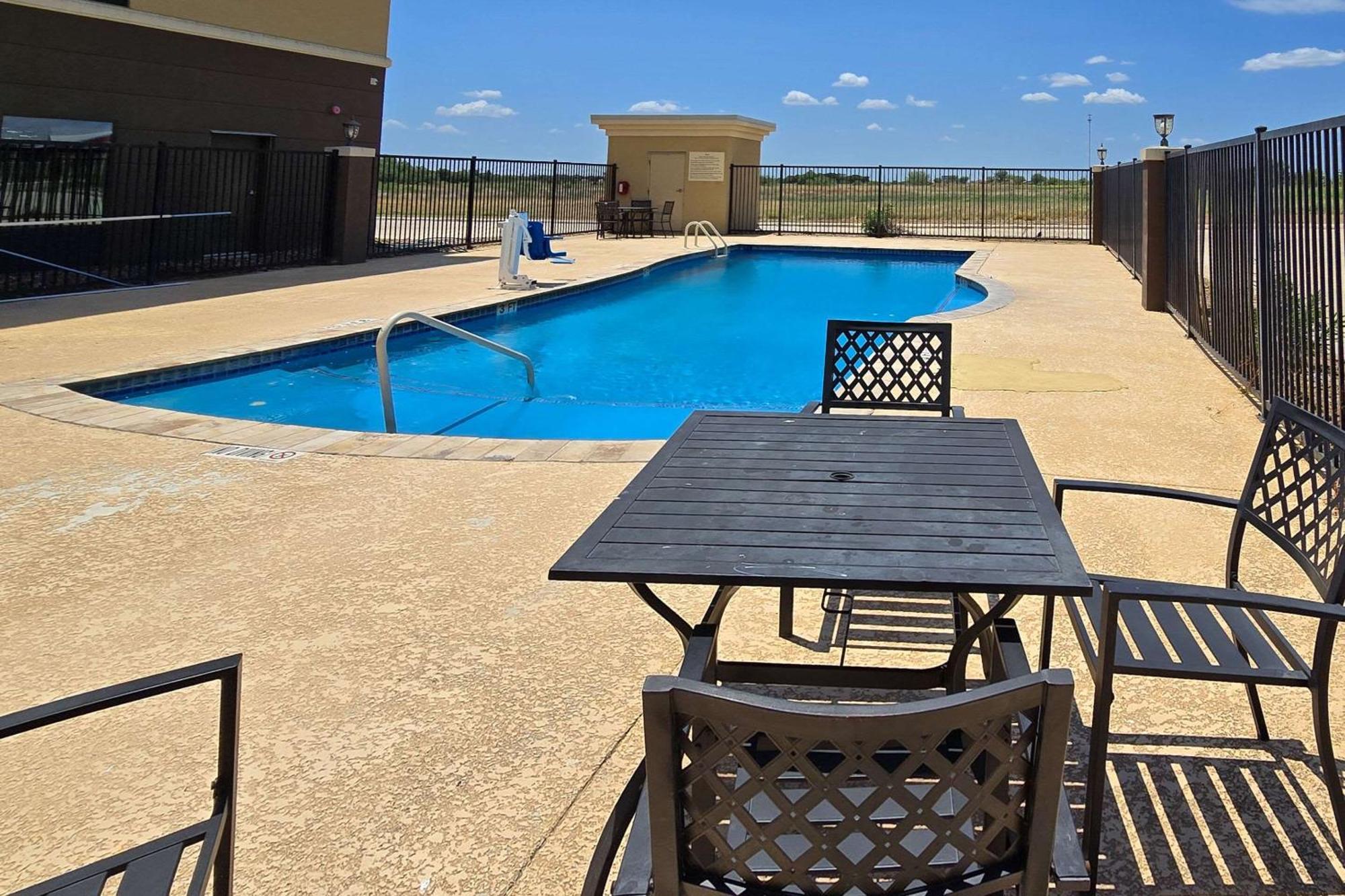 Quality Inn & Suites Pearsall Exterior foto