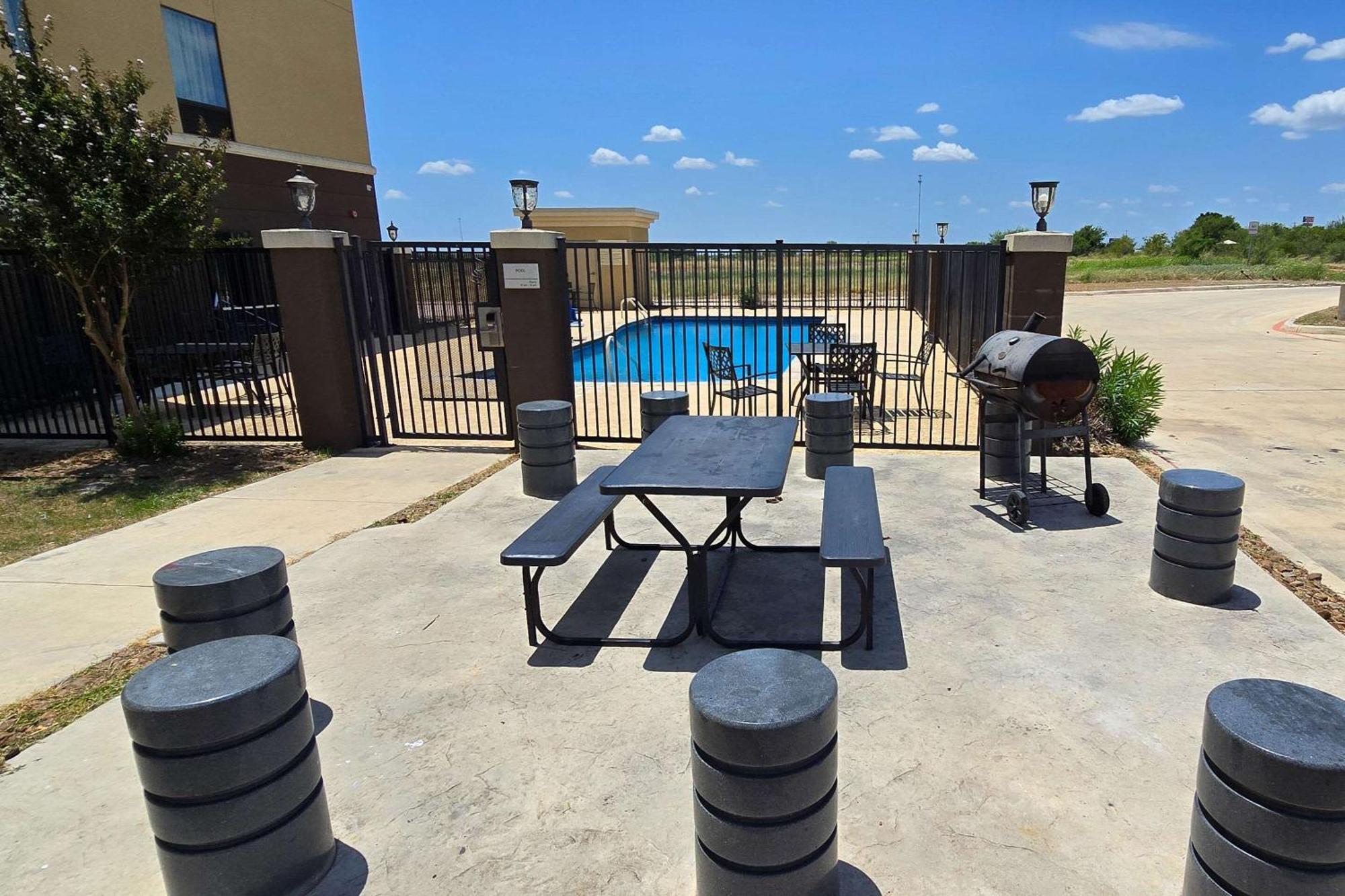 Quality Inn & Suites Pearsall Exterior foto